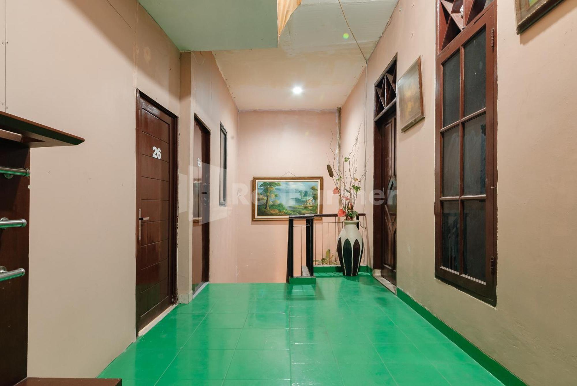 Sr Residence Near Mall Ciputra Cibubur Mitra Reddoorz Bekasi Exteriér fotografie