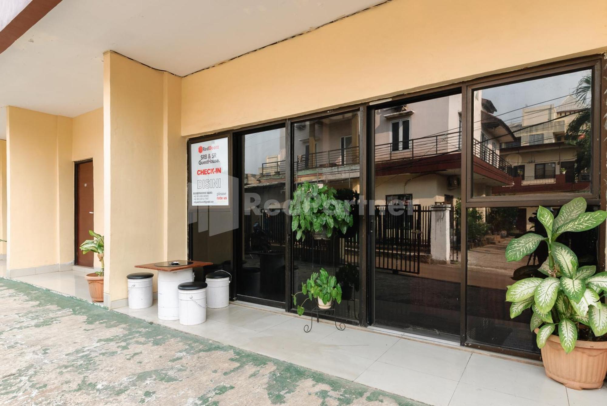 Sr Residence Near Mall Ciputra Cibubur Mitra Reddoorz Bekasi Exteriér fotografie